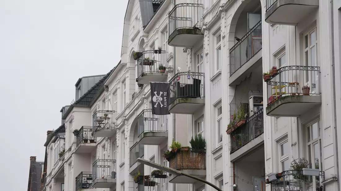 In Hamburg haben Wohnungskäufer vergangenes Jahr durchschnittlich weniger Geld als 2023 gezahlt. (Illustration) - Bild: Marcus Brandt/dpa