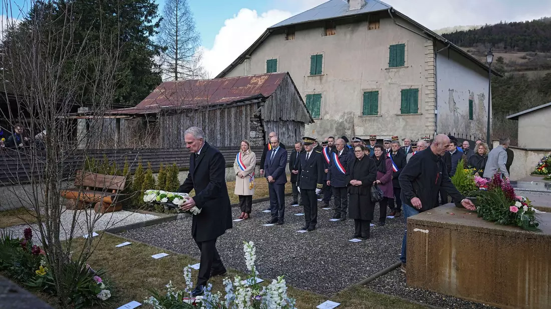 Lufthansa-Chef Carsten Spohr legt bei einer Gedenkfeier Blumen auf dem Friedhof von Le Vernet nieder. - Bild: Laurent Cipriani/AP/dpa