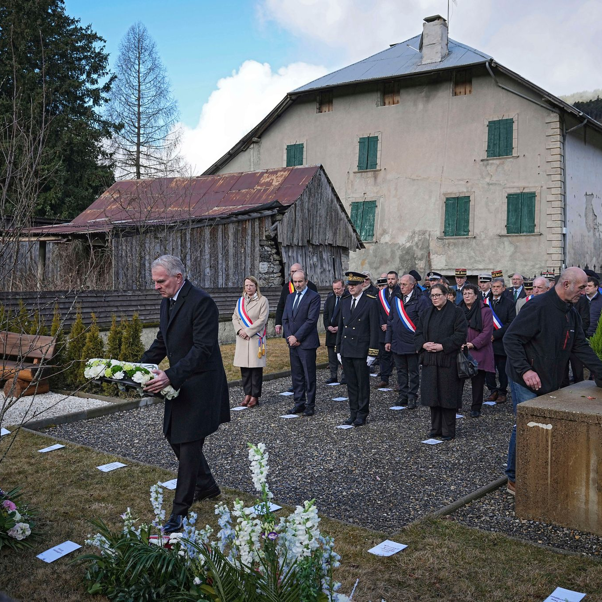 Lufthansa-Chef Carsten Spohr legt bei einer Gedenkfeier Blumen auf dem Friedhof von Le Vernet nieder. - Foto: Laurent Cipriani/AP/dpa