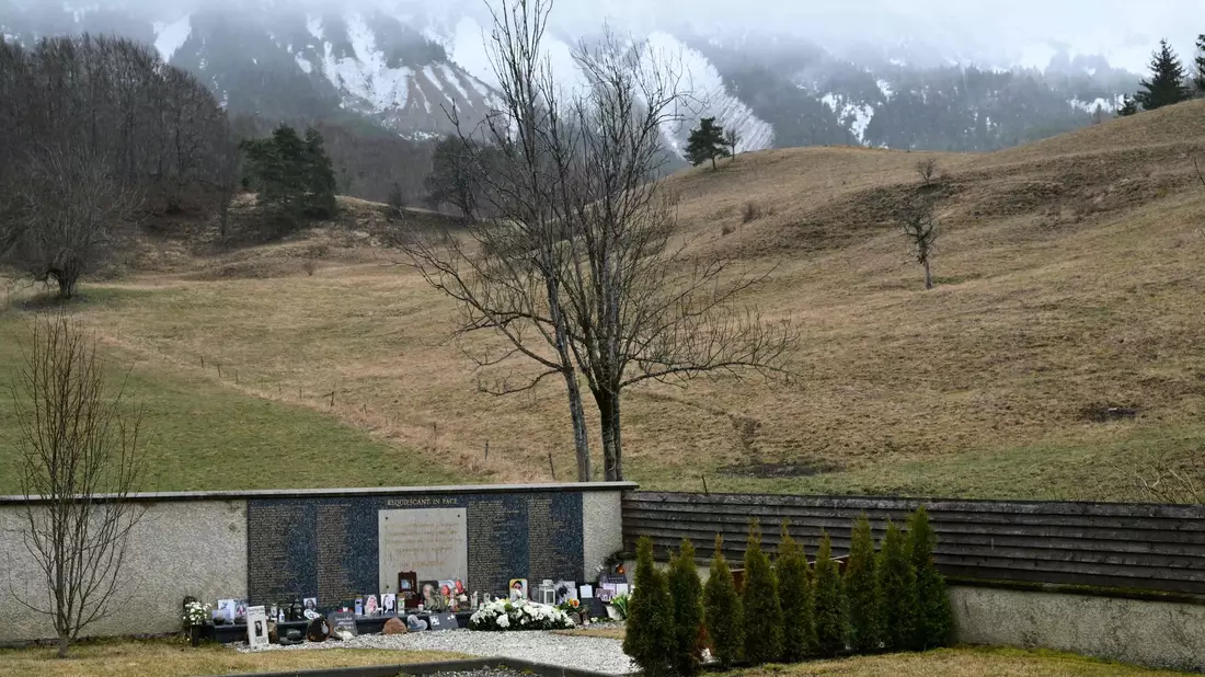 An der Gedenkstätte in Le Vernet vor den schneebedeckten Alpen sind viele nahe Angehörige der Absturzopfer zusammengekommen. - Bild: Christophe Simon/AFP/dpa