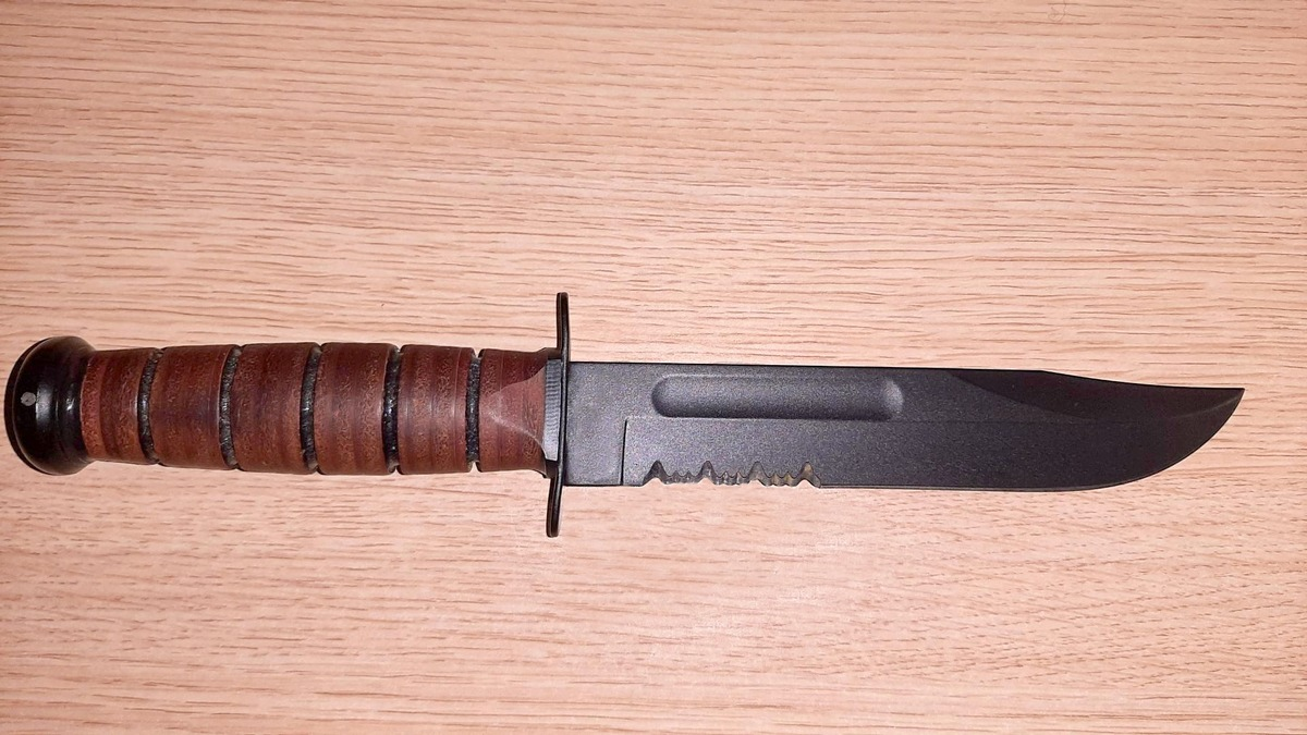 Bundespolizeidirektion München: Bundespolizei stellt Kampfmesser bei Grenzkontrolle sicher - Foto: presseportal.de