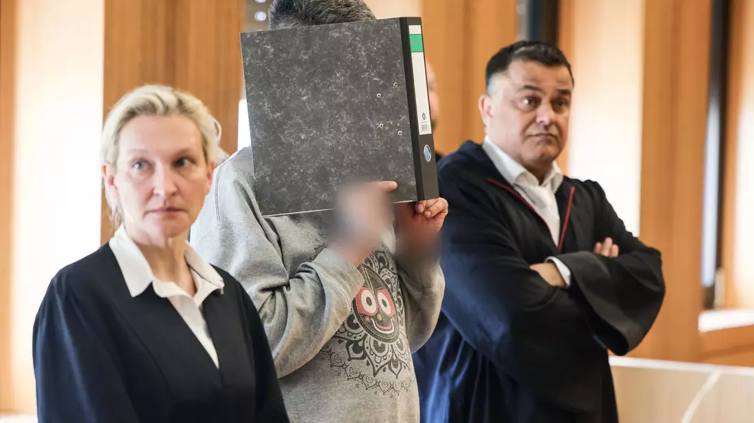 Der Angeklagte habe sich zum Herrn über Leben und Tod aufgeschwungen, sagte der Staatsanwalt. - Bild: Oliver Berg/dpa