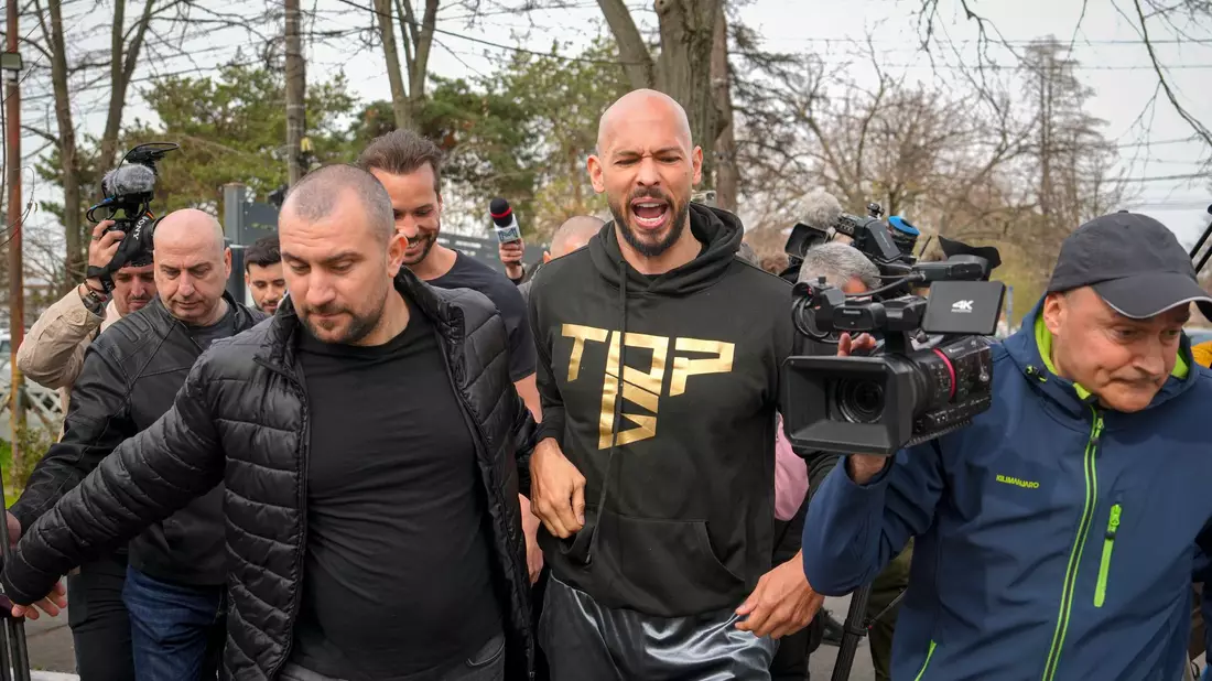 Andrew und Tristan Tate haben sich in Bukarest bei der Polizei gemeldet.  - Bild: Vadim Ghirda/AP/dpa