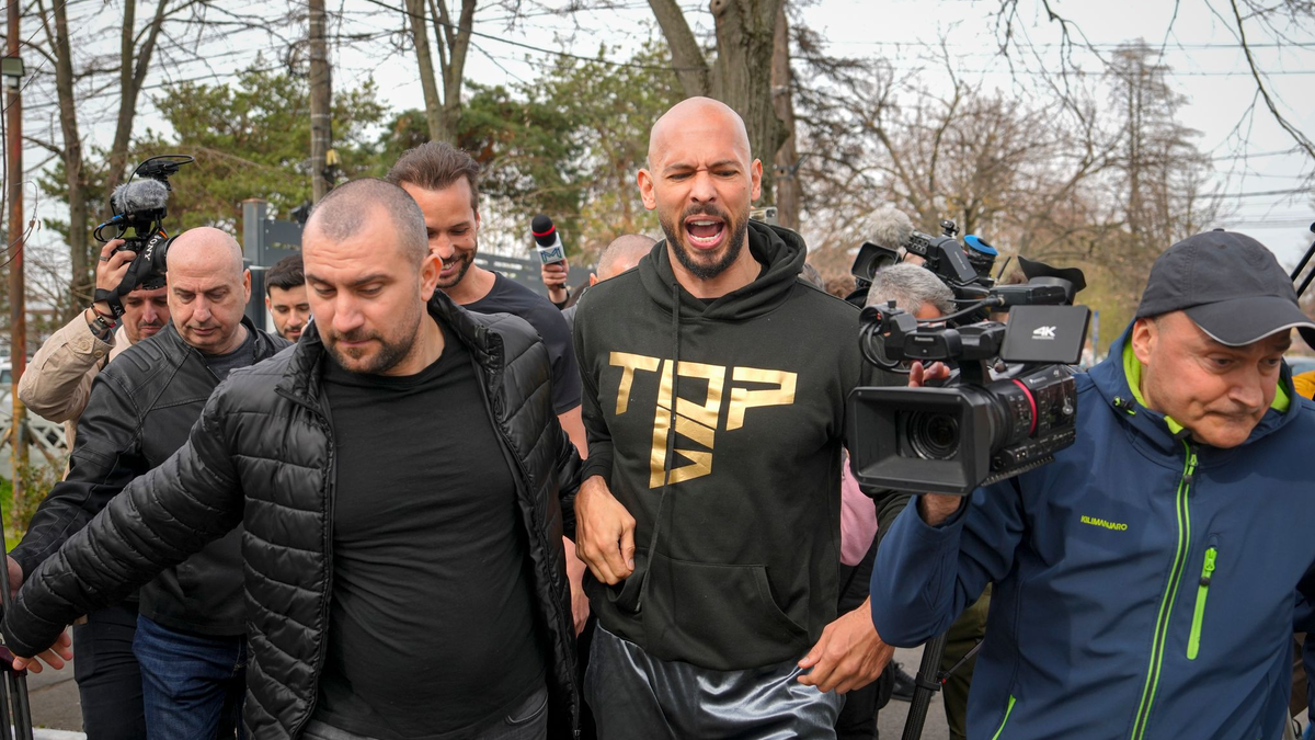 Andrew und Tristan Tate haben sich in Bukarest bei der Polizei gemeldet.  - Foto: Vadim Ghirda/AP/dpa