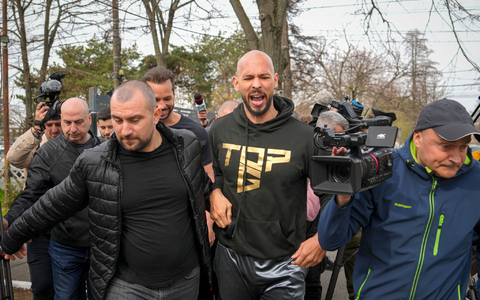 Andrew und Tristan Tate haben sich in Bukarest bei der Polizei gemeldet.  - Foto: Vadim Ghirda/AP/dpa