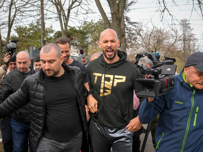 Andrew und Tristan Tate haben sich in Bukarest bei der Polizei gemeldet.  - Foto: Vadim Ghirda/AP/dpa