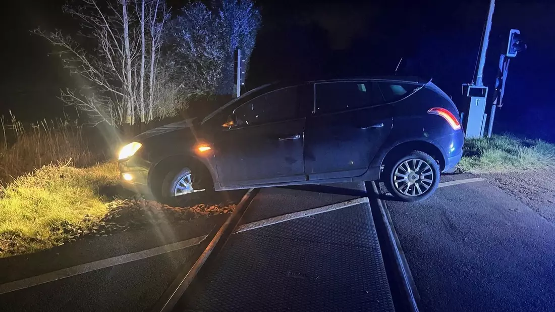 BPOL-KL: Gefährlicher Eingriff in den Bahnverkehr - Fahrzeug landet im Gleisbett - Bild: presseportal.de