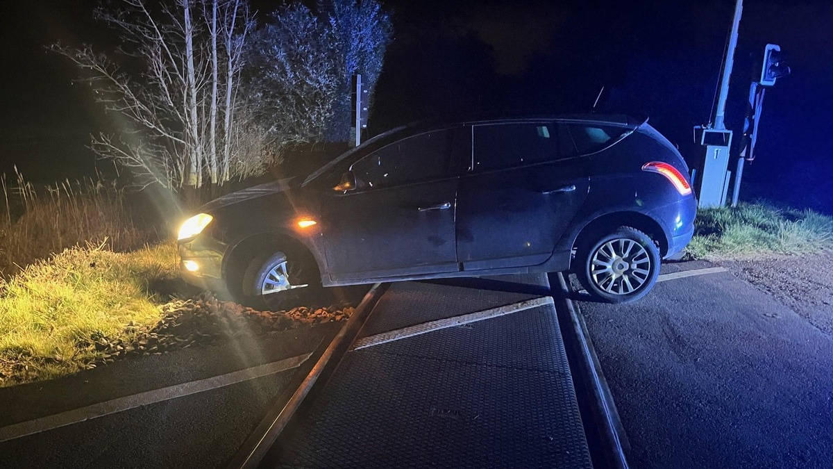 BPOL-KL: Gefährlicher Eingriff in den Bahnverkehr - Fahrzeug landet im Gleisbett - Foto: presseportal.de