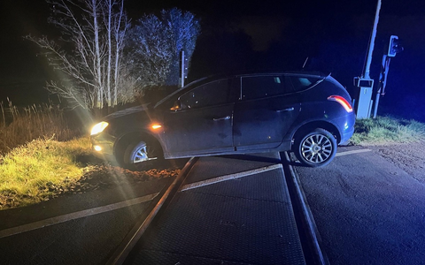 BPOL-KL: Gefährlicher Eingriff in den Bahnverkehr - Fahrzeug landet im Gleisbett - Foto: presseportal.de