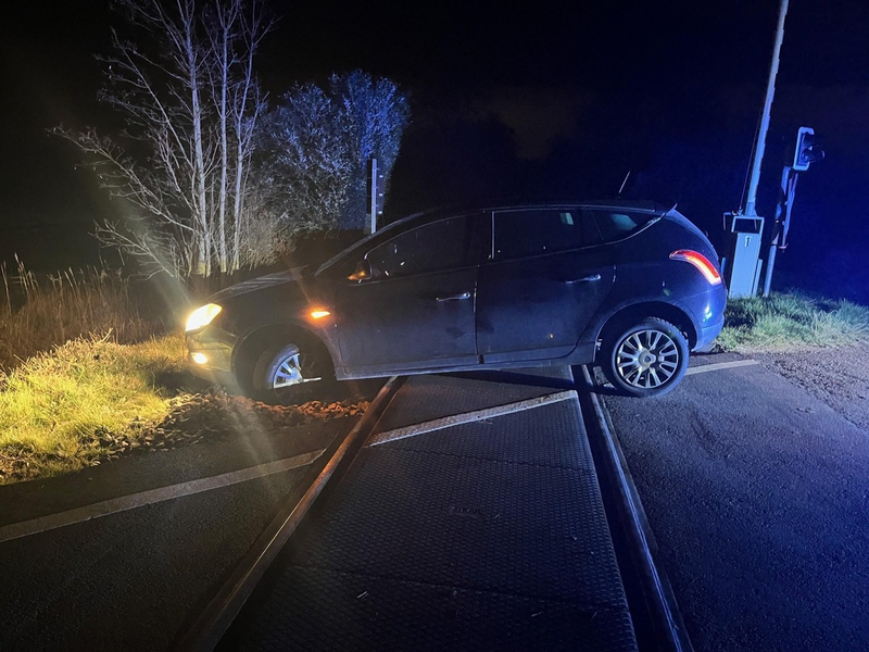 BPOL-KL: Gefährlicher Eingriff in den Bahnverkehr - Fahrzeug landet im Gleisbett - Foto: presseportal.de