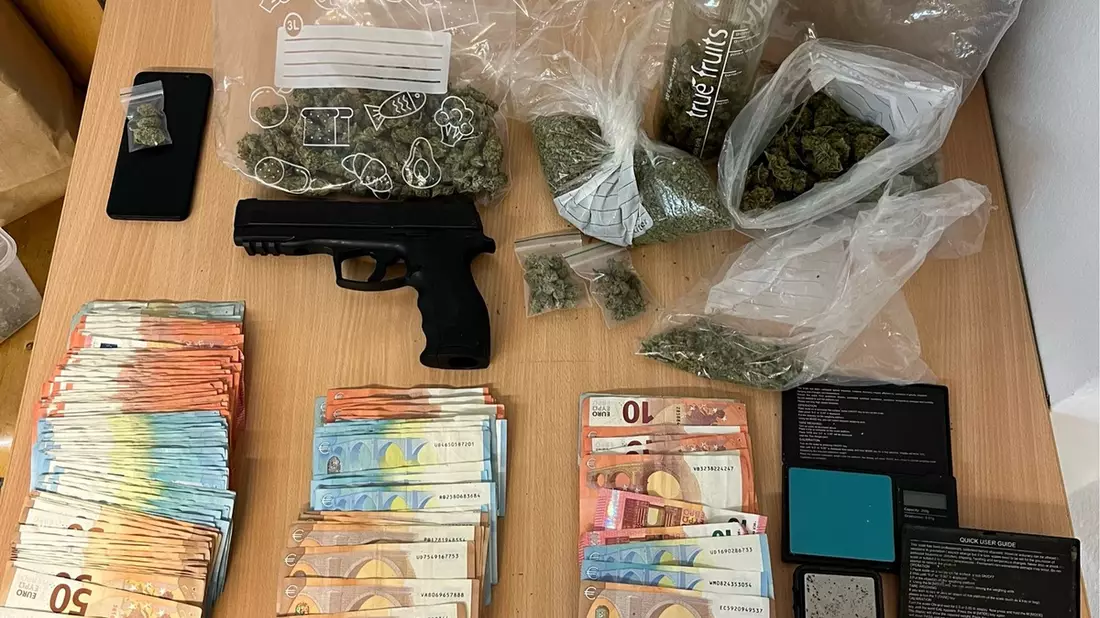POL-DO: Anonymer Hinweis: Polizei nimmt zwei Drogendealer in einer Wohnung in Lütgendortmund fest - Bild: presseportal.de
