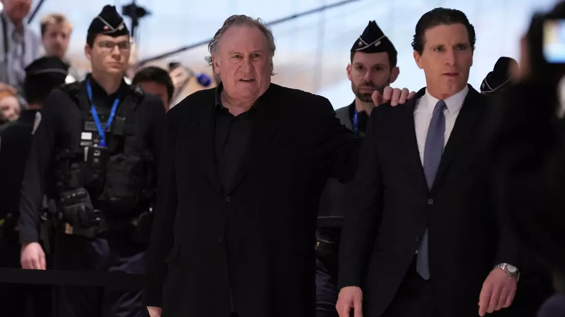 Beim Gang in den Gerichtssaal stützte Depardieu sich leicht auf seinen Anwalt. - Bild: Aurelien Morissard/AP/dpa