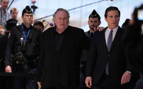 Vor dem Gericht gab es Protest. - Foto: Aurelien Morissard/AP/dpa