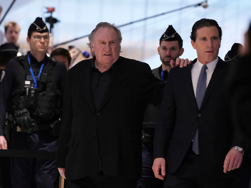 Depardieu soll aus gesundheitlichen Gründen nicht mehr als sechs Stunden in der Verhandlung sitzen. (Bild vom Prozessauftakt) - Foto: Aurelien Morissard/AP/dpa