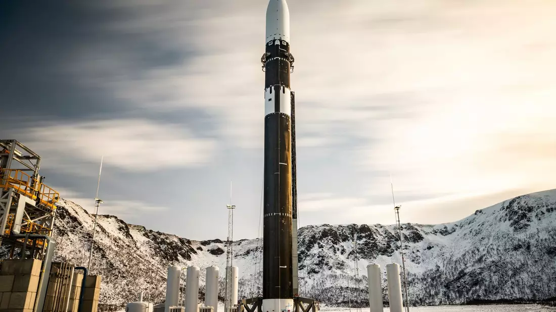 Die Rakete von Isar Aerospace auf dem Startplatz in Norwegen. (Handout) - Bild: Brady Kenniston/Isar Aerospace, Photo Wingmen Media/AP/dpa