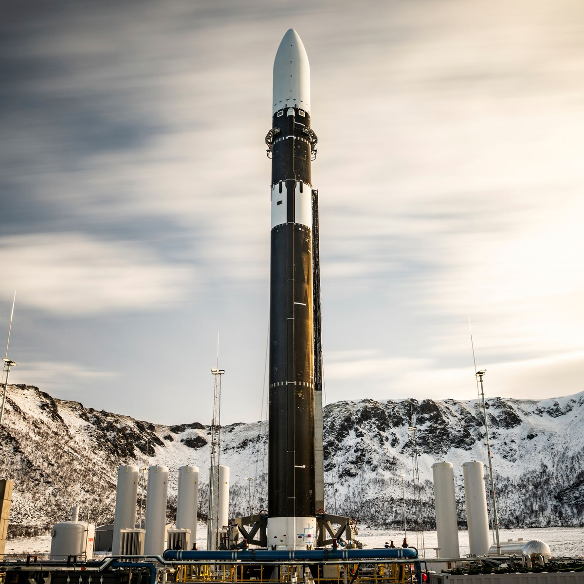 Die Rakete von Isar Aerospace auf dem Startplatz in Norwegen. (Handout) - Foto: Brady Kenniston/Isar Aerospace, Photo Wingmen Media/AP/dpa