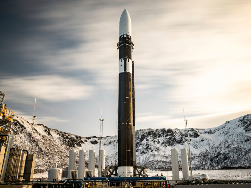 Die Rakete von Isar Aerospace auf dem Startplatz in Norwegen. (Handout) - Foto: Brady Kenniston/Isar Aerospace, Photo Wingmen Media/AP/dpa