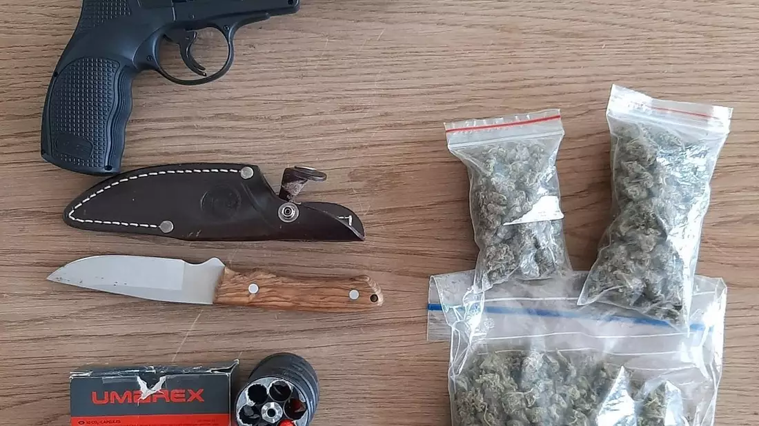 BPOLI MD: 42-Jähriger führt Softairwaffe, Patronen, ein Messer und Betäu-bungsmittel in einer nicht geringen Menge mit sich - Bild: presseportal.de