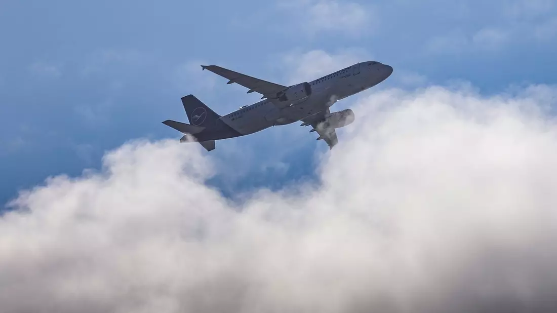 Wie kann ein Passagier die Umweltauswirkungen des Fliegens kompensieren? - Bild: Robert Michael/dpa