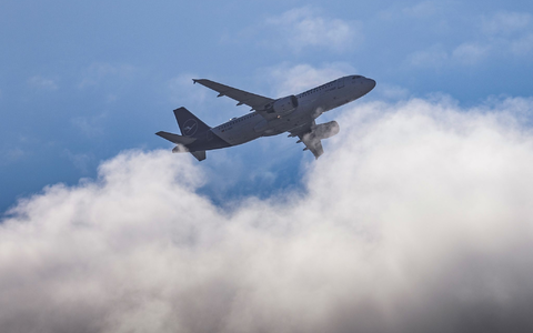Wie kann ein Passagier die Umweltauswirkungen des Fliegens kompensieren? - Foto: Robert Michael/dpa