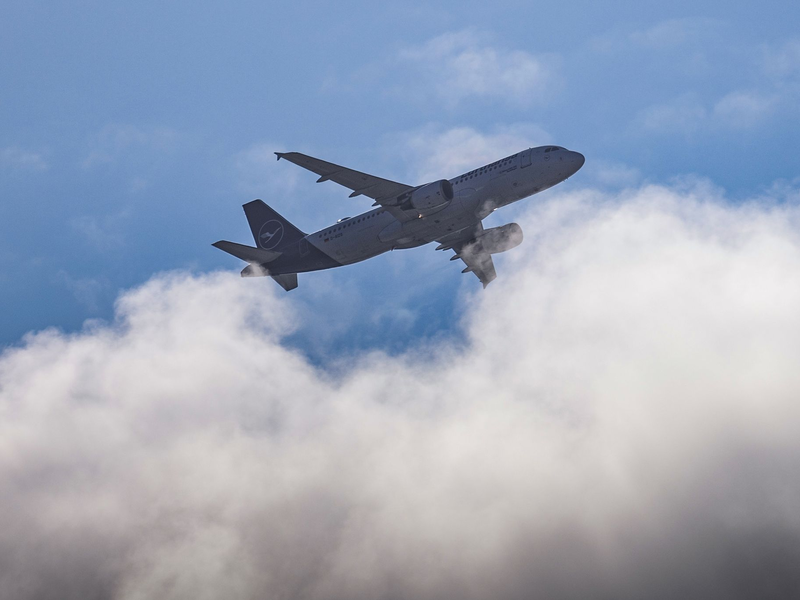 Wie kann ein Passagier die Umweltauswirkungen des Fliegens kompensieren? - Foto: Robert Michael/dpa