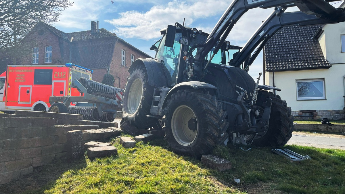 POL-HX: Zugmaschine prallt gegen Grundstücksmauer und Verteilerkasten - Foto: presseportal.de