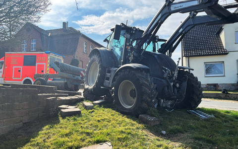 POL-HX: Zugmaschine prallt gegen Grundstücksmauer und Verteilerkasten - Foto: presseportal.de