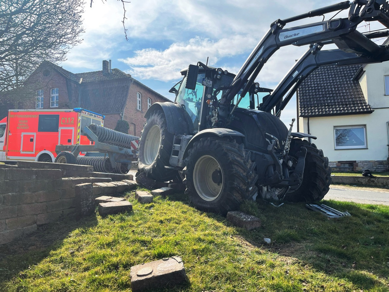 POL-HX: Zugmaschine prallt gegen Grundstücksmauer und Verteilerkasten - Foto: presseportal.de