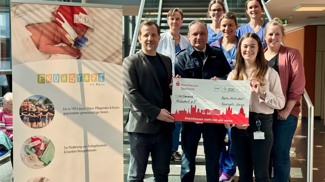 FW Mainz: Übergabe des Spendenschecks vom traditionellen Abschwimmen der Feuerwehr Mainz an den Verein Frühstart e.V. - Bild: presseportal.de