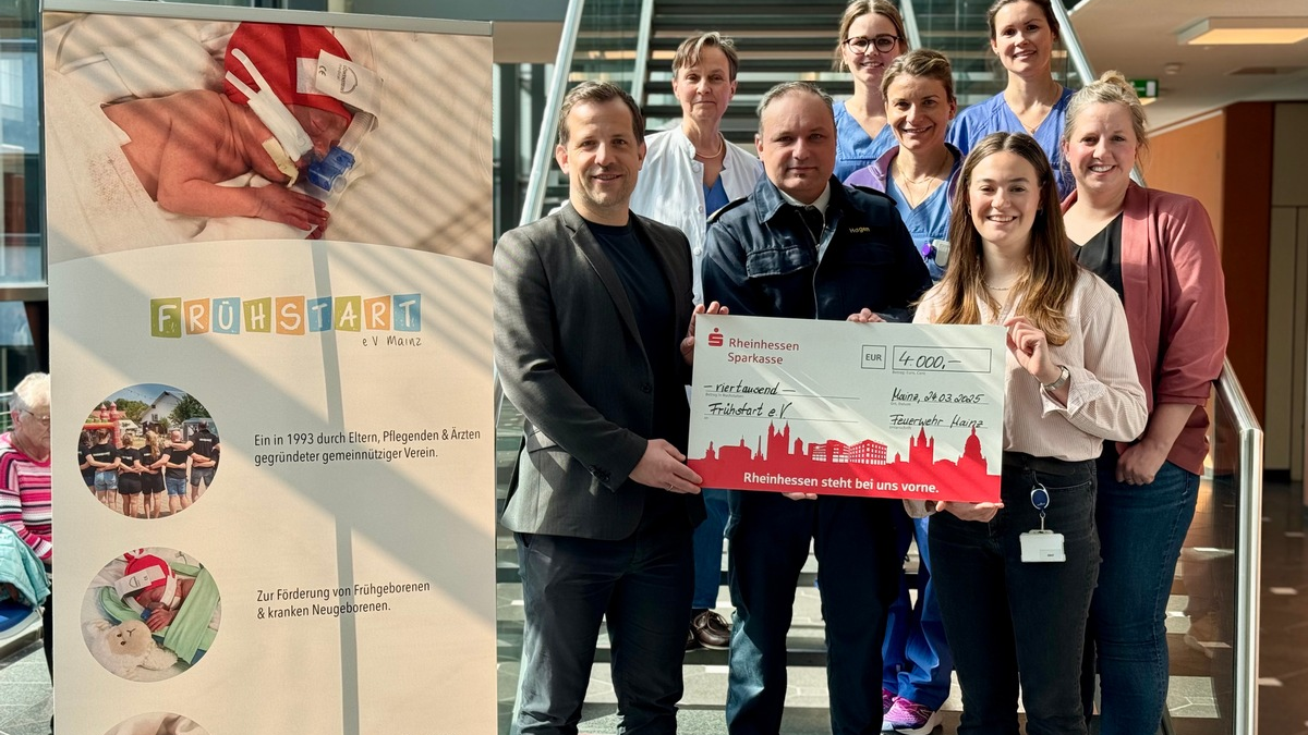 FW Mainz: Übergabe des Spendenschecks vom traditionellen Abschwimmen der Feuerwehr Mainz an den Verein Frühstart e.V. - Foto: presseportal.de