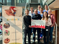 FW Mainz: Übergabe des Spendenschecks vom traditionellen Abschwimmen der Feuerwehr Mainz an den Verein Frühstart e.V. - Foto: presseportal.de