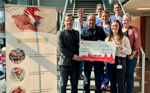 FW Mainz: Übergabe des Spendenschecks vom traditionellen Abschwimmen der Feuerwehr Mainz an den Verein Frühstart e.V. - Foto: presseportal.de