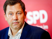 SPD-Chef Klingbeil nimmt die viel kritisierte Co-Parteivorsitzende Esken in Schutz.  - Foto: Kay Nietfeld/dpa