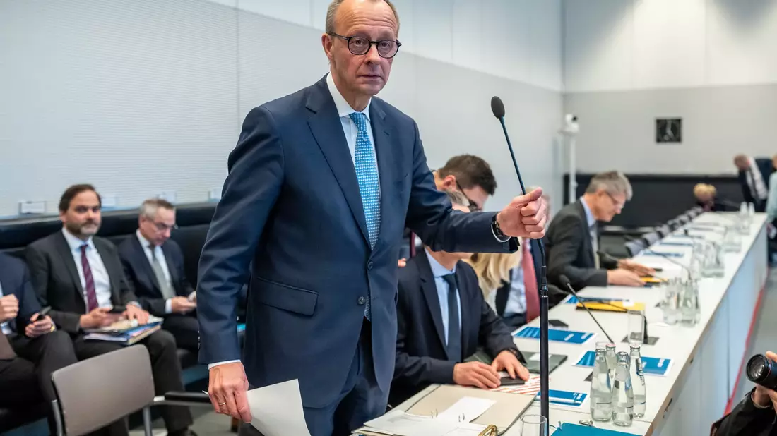 Kanzler Merz warnte in der Fraktionssitzung vor einer Destabilisierung Deutschlands und Europas, wenn die Koalition keine eigene Mehrheit für das Renten-Gesetz zustande bringt.  - Bild: Michael Kappeler/dpa