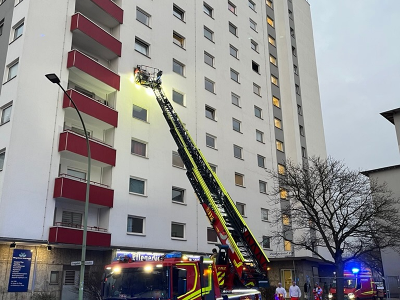 FW Bremerhaven: Brand in einem Hochhaus in Bremerhaven - Foto: presseportal.de
