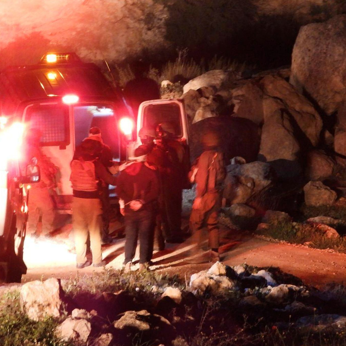 Die Festnahme durch das israelische Militär. - Foto: Raviv Rose/via AP/dpa