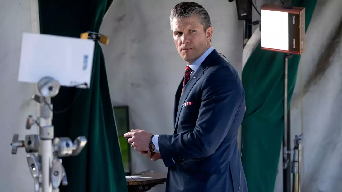 Steht wegen seines Handels in der Kritik: Pentagon-Chef Pete Hegseth. (Archivfoto) - Bild: Mark Schiefelbein/AP/dpa