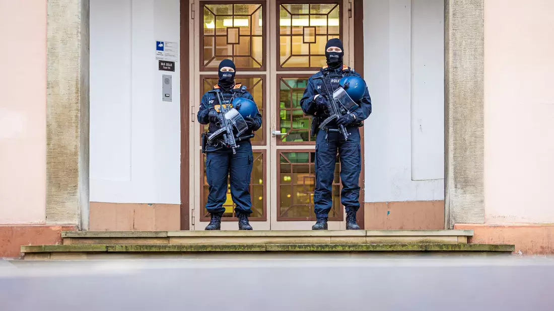 Unter großen Sicherheitsvorkehrungen findet die Gerichtsverhandlung statt. - Bild: Moritz Frankenberg/dpa