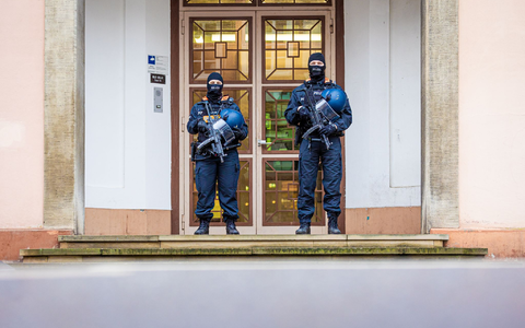 Unter großen Sicherheitsvorkehrungen findet die Gerichtsverhandlung statt. - Foto: Moritz Frankenberg/dpa