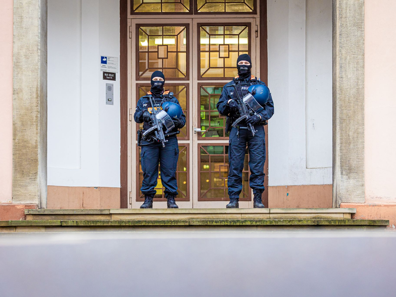 Unter großen Sicherheitsvorkehrungen findet die Gerichtsverhandlung statt. - Foto: Moritz Frankenberg/dpa