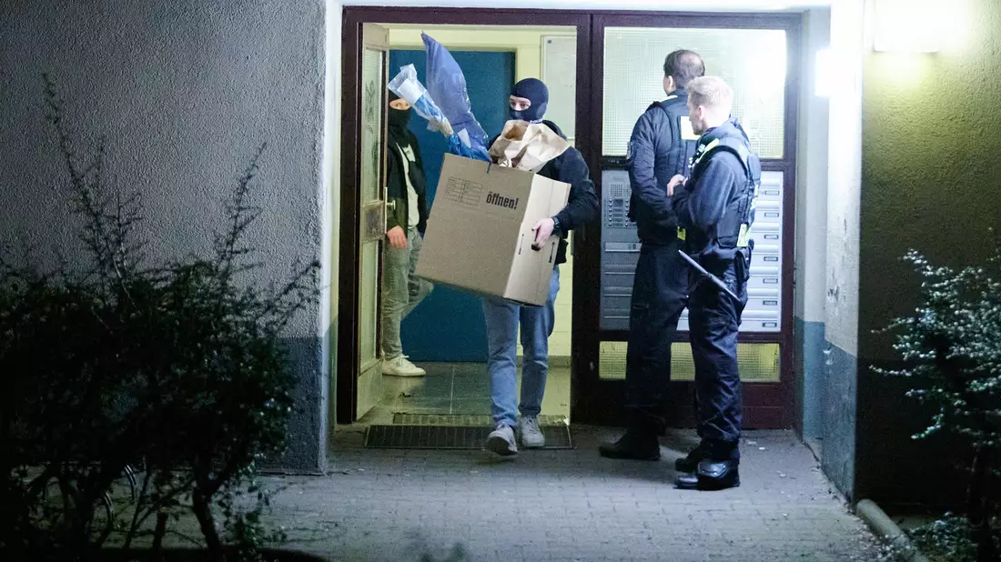 Die Ermittler durchsuchten mehrfach die Wohnung der Angeklagten. (Archivfoto) - Bild: Annette Riedl/dpa