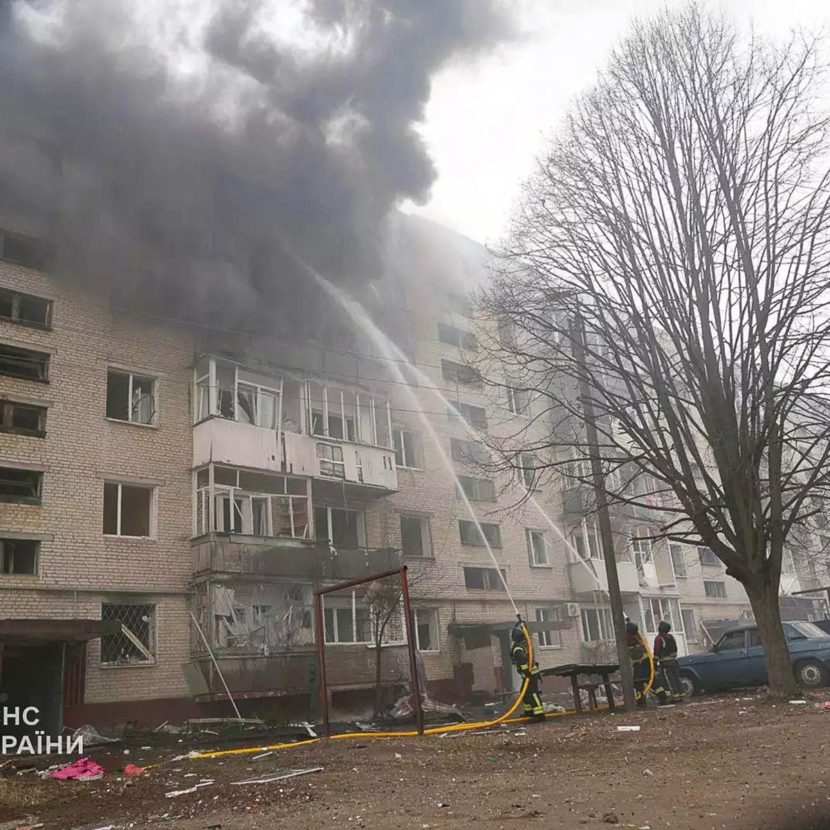 Mindestens 88 Menschen wurden bei einem russischen Raketentreffer auf die Stadt Sumy verletzt. - Foto: -/Ukrainischer Zivilschutzdienst/dpa