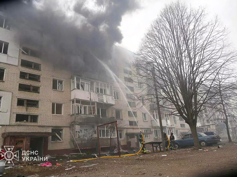 Von russischen Raketenschlägen sind immer wieder auch Wohngebiete betroffen. (Archivbild) - Foto: -/Ukrainischer Zivilschutzdienst/dpa