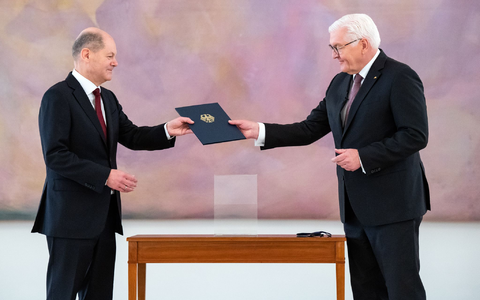 Einst war Scholz zur Ernennung als Kanzler im Schloss Bellevue - nun beginnt dort der Anfang vom Ende. (Archivbild) - Foto: Bernd Von Jutrczenka/dpa Einst war Scholz zur Ernennung als Kanzler im Schloss Bellevue - nun beginnt dort der Anfang vom Ende. (Archivbild) - Foto: Bernd Von Jutrczenka/dpa