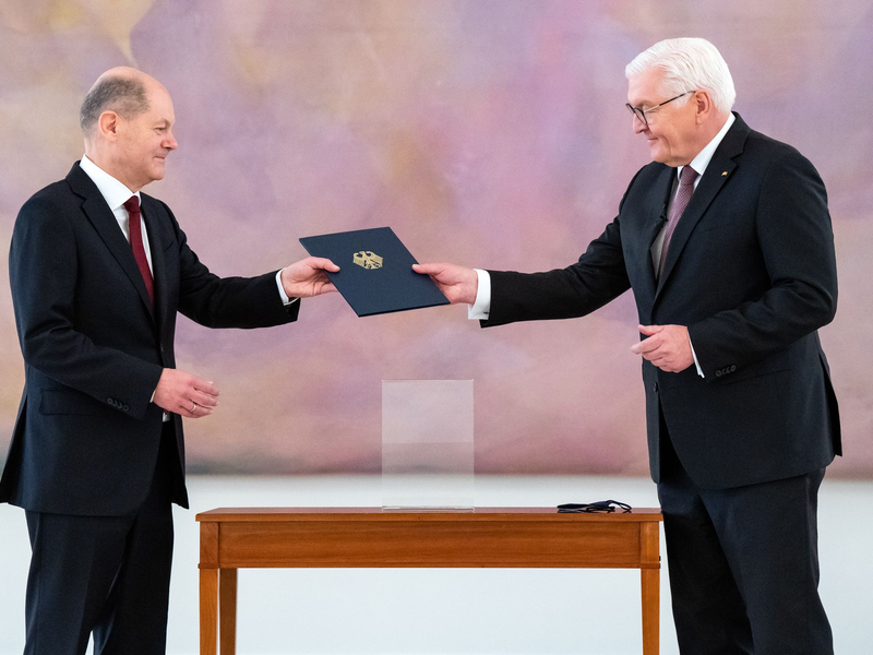 Einst war Scholz zur Ernennung als Kanzler im Schloss Bellevue - nun beginnt dort der Anfang vom Ende. (Archivbild) - Foto: Bernd Von Jutrczenka/dpa