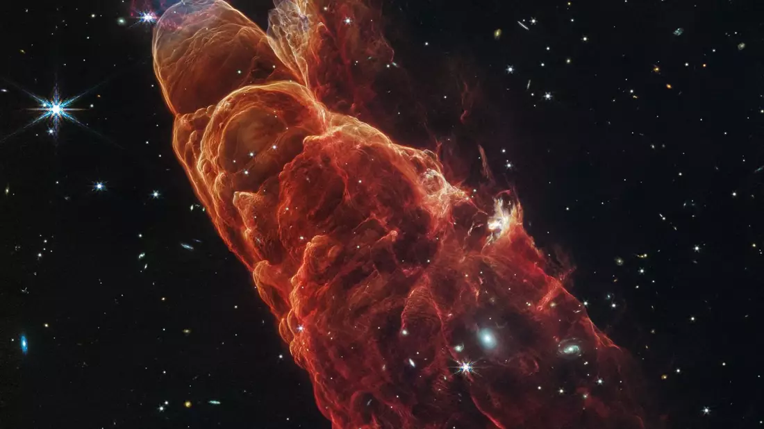 Eine neue Aufnahme des sogenannten Kosmischen Wirbelsturms könnte Fachleuten helfen, Stern-Auswürfe besser zu verstehen. - Bild: Weltraumteleskop James Webb/NASA/ESA/CSA/dpa