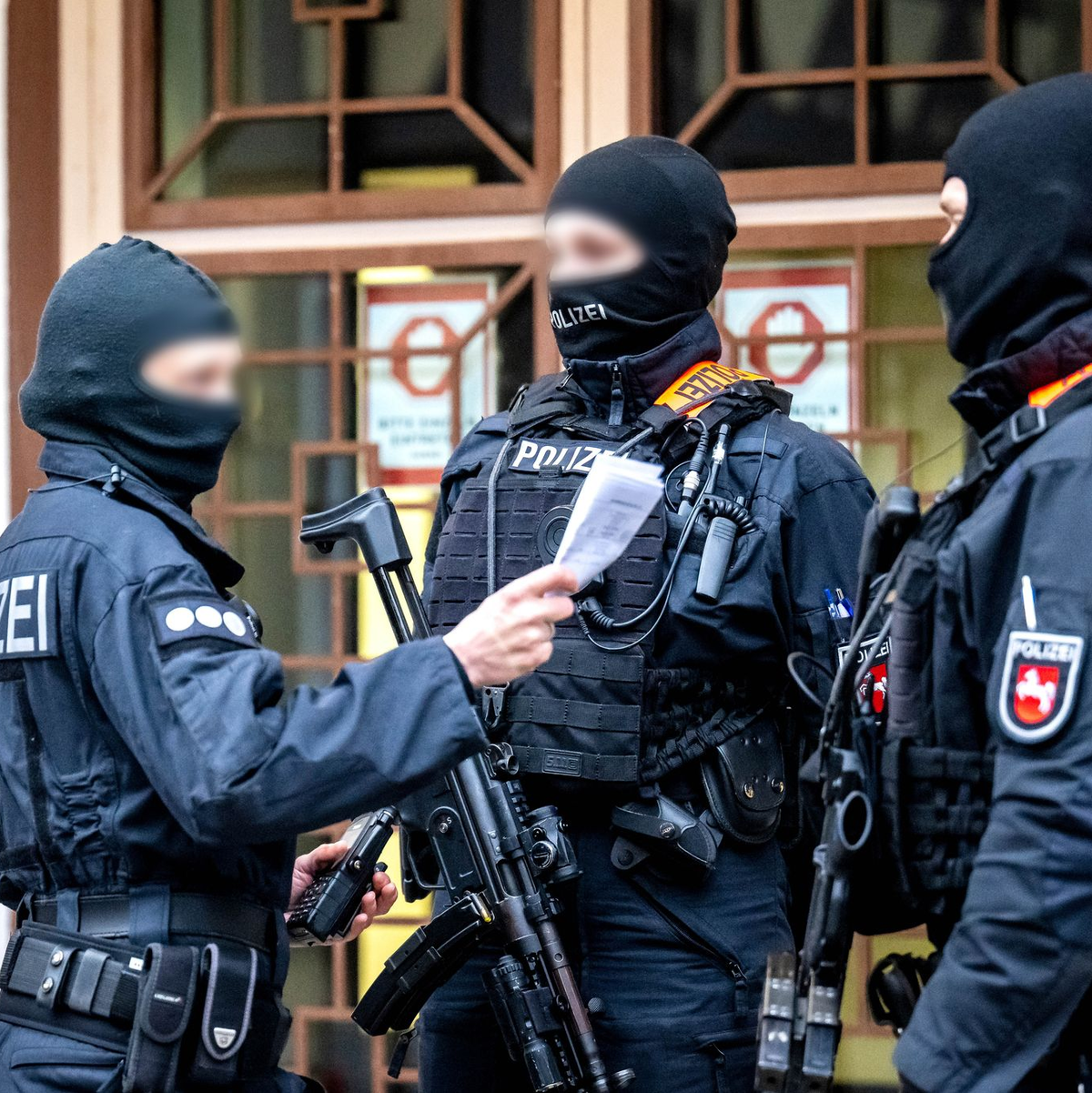 Bewaffnete Einsatzkräfte sicherten die Ankunft der Angeklagten. - Foto: Sina Schuldt/dpa