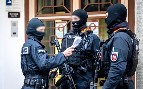 Vor dem Start des Gerichtsprozesses gegen die ehemalige RAF-Terroristin Daniela Klette ist die Angeklagte mit einem Transporter aus dem Gefängnis zum Oberlandesgericht Celle gebracht worden. - Foto: Sina Schuldt/dpa