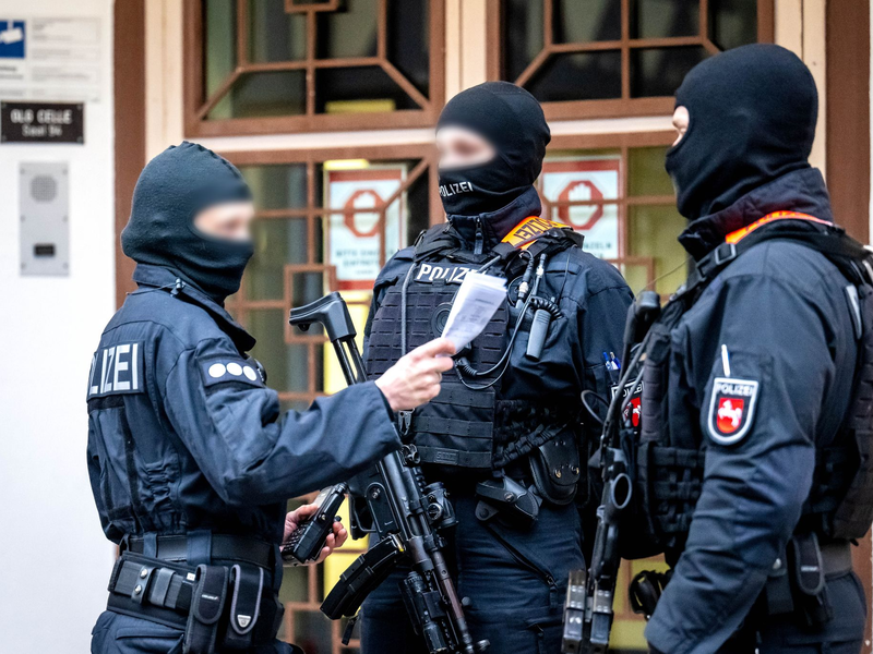 Bewaffnete Einsatzkräfte sicherten die Ankunft der Angeklagten. - Foto: Sina Schuldt/dpa