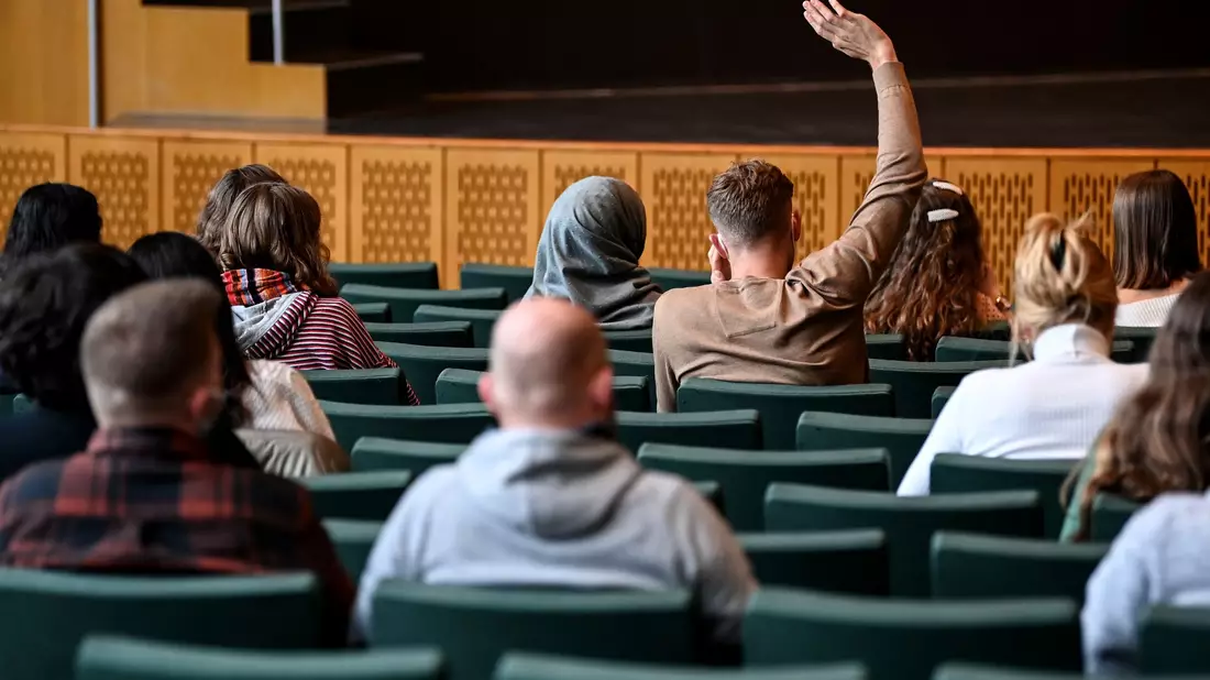  Immer weniger Studierende entscheiden sich für ein Studium der Geisteswissenschaften. (Symbolfoto) - Bild: Britta Pedersen/dpa-Zentralbild/dpa